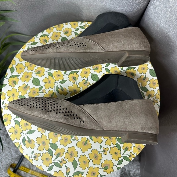 Vionic Women’s Suede Laser Cut Pointed Toe Flats Taupe Sz 7 - Picture 6 of 12